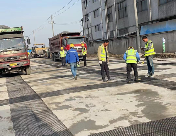 共青城老材料的新故事：玻璃纤维土工格栅如何在‘白改黑’浪潮中重获新生？